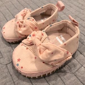 Toms infant girls pink crib shoes